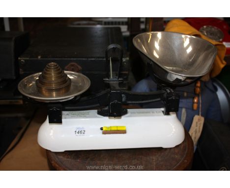 A small set of Avery Scales to weigh up to 2lbs with weights