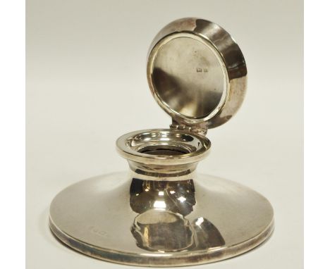 A silver capstan inkwell, hinged cover, rubbed marks, 160g gross