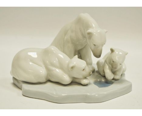 A Lladro figure group polar bears, no. 1443, printed and impressed marks beneath, 10cm height 