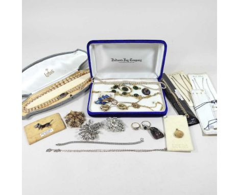 A collection of jewellery, to include an 18 carat gold ring, a 9 carat gold ring, gold plated items and brooches