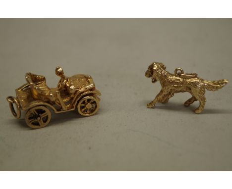 Two gold charms, a Vintage car and a retriever, 13.5g. 