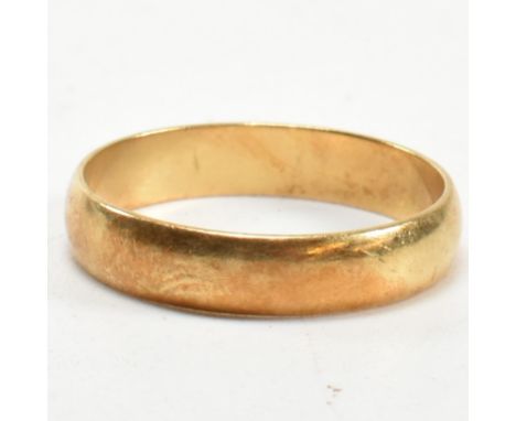 A hallmarked 18ct gold band ring. Hallmarked for London, 1994. Sponsor's mark B.BROS.&nbsp;Size W.&nbsp;Weighs 4.6g. All weig