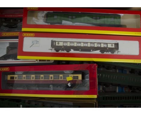 Hornby Bachmann and Other OO Gauge Coaching Stock, boxed R4144 lighted Pullman car no 35, R4057B SR malachite utility van and