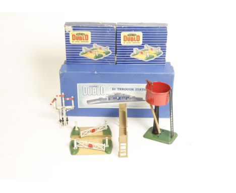 Hornby Dublo 00 Gauge metal Station Building Signal Boxes and other Accessories, D1 Through Station (2, one in plain box, oth