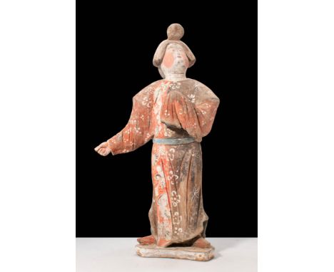 Tang Dynasty, Ca. AD 618-907.
An exceptional terracotta lady. Dressed in a red and black painted long robe, the figure elegan