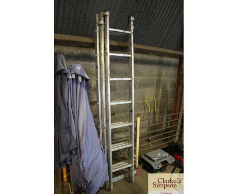 A triple extending aluminium ladder
