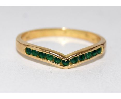 9ct gold ladies emerald v shape ring size R