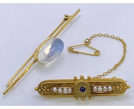 15CT GOLD BAR BROOCH, with safety chain and pin and having a centre small amethyst with four flanking seed pearls either side