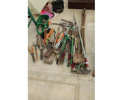 A LARGE ASSORTMENT OF GARDEN TOOLS TO INCLUDE HOES, SHEARS AND TROWELS ETC