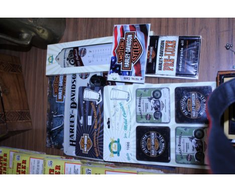 A QUANTITY OF HARLEY DAVIDSON ITEMS TO INCLUDE COASTERS, A THERMOMETER, TIN SIGNS ETC