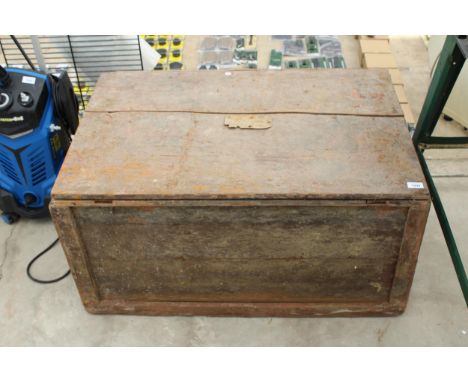 A LARGE VINTAGE WOODEN TOOL CHEST WITH METAL HANDLES 