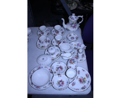 A VINTAGE CHINA HAMMERSLEY TEASET TO INCLUDE A TEAPOT, CREAM JUG, SUGAR BOWL, CUPS, SAUCERS, SIDE PLATES, PIN TRAYS, DISHES, 