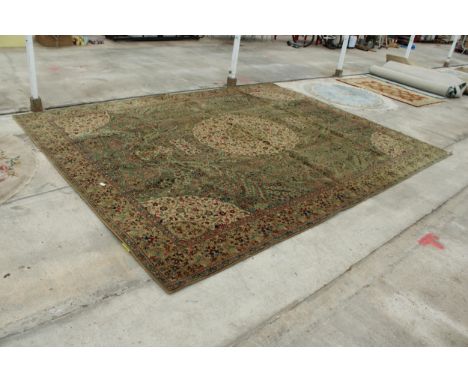 A LARGE VINTAGE GREEN PATTERNED FRINGED WILTON RUG (13'6" x 10'6")
