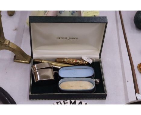 A MIXED LOT TO INCLUDE A FESTIVAL OF BRITAIN COLLECTOR'S PEN, SILVER PLATED TRAVEL INKWELL, PANSHINE PENCIL, ETC.,