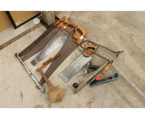 AN ASSORTMENT OF VINTAGE TOOLS TO INCLUDE SAWS, A WOOD PLANE AND A HACK SAW ETC