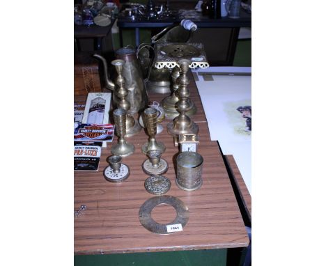 A COLLECTION OF VINTAGE BRASSWARE TO INCLUDE A COAL BUCKET, LARGE TRIVET, JUG, CANDLESTICKS, MANTLE CLOCK, ETC