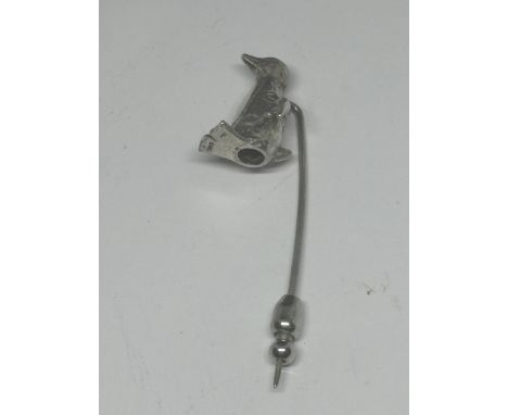 A HALLMARKED SILVER PENGUIN TIE/SCARF PIN 