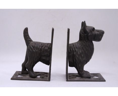 A PAIR OF VINTAGE CAST IRON SCOTTIE DOG BOOK-ENDS, HEIGHT 18CM