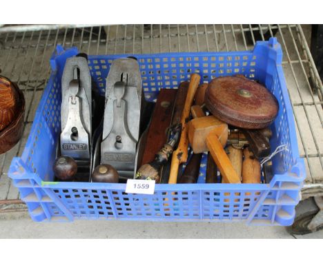 AN ASSORTMENT OF VINTAGE TOOLS TO INCLUDE TWO STANLEY WOOD PLANES AND CHISELS ETC 
