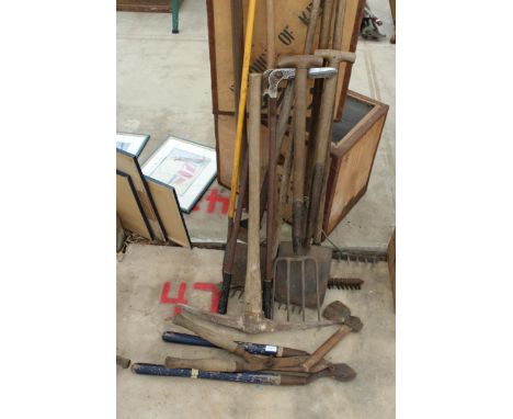 AN ASSORTMENT OF GARDEN TOOLS TO INBCLUDE SPADES, A FORK AND SHEARS ETC