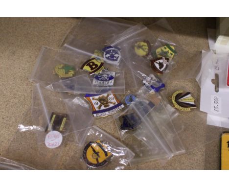 A QUANTITY  OF PIN BADGES TO INCLUDE GUNNERS, POOLE PIRATES, BRUMMIES ETC