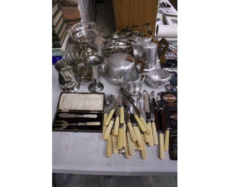 A QUANTITY OF SILVER PLATE AND FLATWARE TO INCLUDE TOAST RACKS, A FOOTED DISH, PICQUOT WARE TEAPOT, WATER POT, CREAM JUG AND 