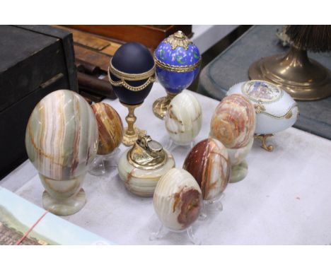 A COLLECTION OF EGG ORNAMENTS TO INCLUDE FIVE ONYX ON STANDS, PAINTED EGGS ON STANDS (TO INCLUDE FABERGE) AND A CERAMIC ONE P