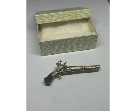 A VINTAGE MIRACLE MINIATURE FLINTLOCK PISTOL BROOCH WITH AMETHYST STONE HANDLE IN A PRESENTATION BOX 