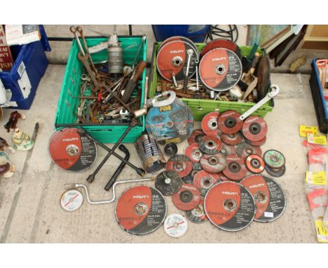 A LARGE ASSORTMENT OF TOOLS TO INCLUDE SPANNERS AND GRINDING DISCS ETC 