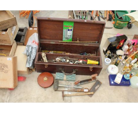 A VINTAGE WOODEN TOOL CHEST WITH AN ASSORTMENT OF TOOLS TO INCLUDE HAMMERS, A RASP AND A TAPE MEASURE ETC