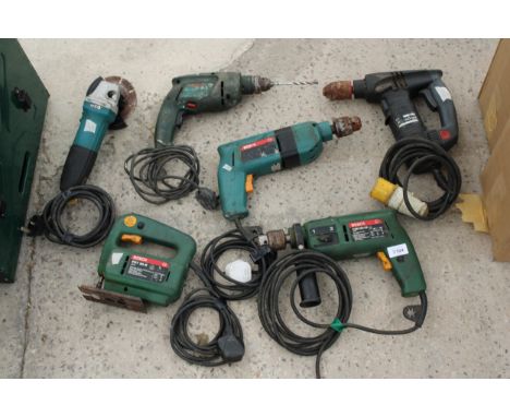 AN ASSORTMENT OF VARIOUS POWER TOOLS TO INCLUDE A MAKITA GRINDER, BOSCH JIGSAW AND DRILLS ETC
