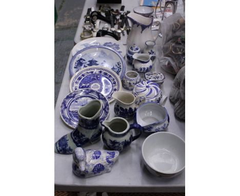 A QUANTITY OF BLUE AND WHITE CERAMICS TO INCLUDE PLATES, JUGS, TRINKET POTS, A DUCK, ETC