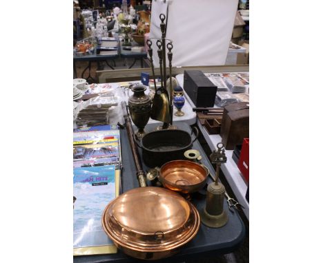 A QUANTITY OF BRASS AND COPPER TO INCLUDE A COMPANION SET, PLANTER, CANDLESTICK, BOWL, BED WARMER, ETC