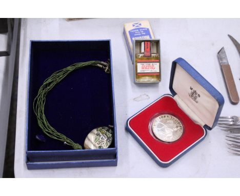A 1977 SILVER JUBILEE COMMEMORATIVE CROWN, BOXED 'INDULGENCE' NECKLACE AND A MINIATURE SCOTCH WHISKY
