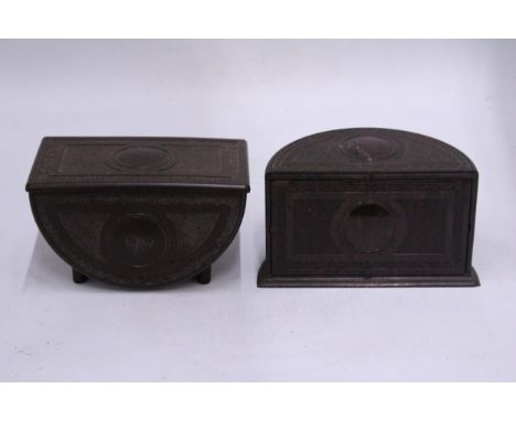 A VINTAGE BAKELITE DESK TIDY AND CIGARETTE BOX 