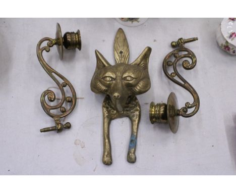 A VINTAGE BRASS FOX'S HEAD DOOR KNOCKER PLUS A PAIR OF BRASS WALL SCONCES 