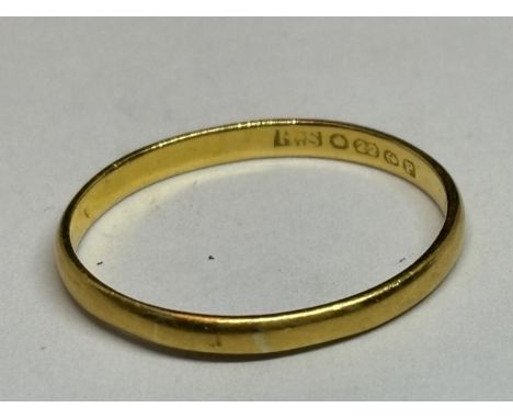 A 22 CARAT GOLD WEDDING BAND SIZE R GROSS WEIGHT 1.84 GRAMS 