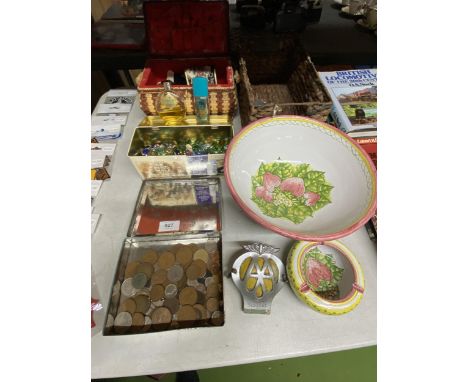 A MIXED LOT OF COLLECTABLES TO INCLUDE A VINTAGE AA CAR BADGE, COINS, GLASS BEADS, SEWING ITEMS, BOWLS, ETC