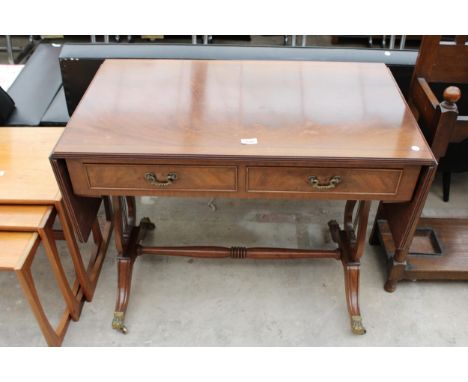 A REPRODUCTION MAHOGANY AND CROSSBANDED SOFA TABLE WITH TWO DRAWERS AND TWO SHAM DRAWERS 