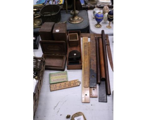 A QUANTITY OF TREEN ITEMS TO INCLUDE A SNUFF BOX, SET SQUARE, RULERS, STRAIGHT EDGE POLES, BOXES, ETC