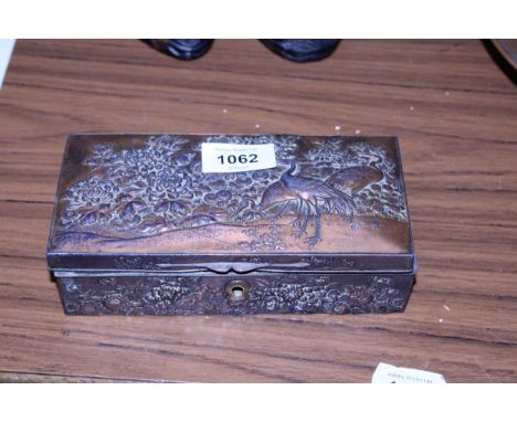 AN EARLY 20TH CENTURY JAPANESE REPOUSSE DECORATIVE JEWELLERY/TRINKET BOX WITH CRANE DECORATION TO THE LID 