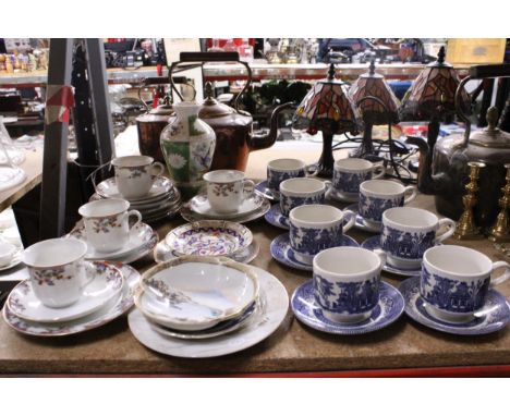 A QUANTITY OF TEAWARE TO INCLUDE WILLOW PATTERN CUPS AND SAUCERS, CHINA CUPS, SAUCERS AND SIDE PLATES, A VASE, ETC