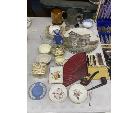 A MIXED LOT TO INCLUDE VINTAGE CERAMICS, PIPES, A CIGARETTE CASE WITH GILT DECORATION, VINTAGE PENKNIVES, A TANKARD, HIP FLAS
