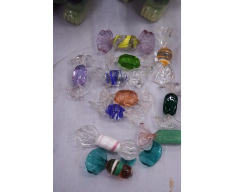 A QUANTITY OF MURANO STYLE/VENETIAN ART GLASS SWEETS 
