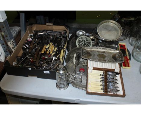 A LARGE QUANTITY OF SILVER PLATE TO INCLUDE TRAYS, COATSERS, FLATWARE ETC