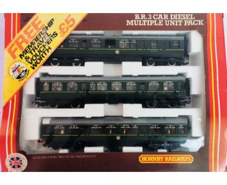 Hornby OO gauge BR Green 3 car DMU train pack boxed