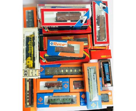 Roco and Hornby OO and HO scale large lot of rolling stock and some locomotives