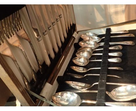 Vintage oak cased canteen of cutlery 
