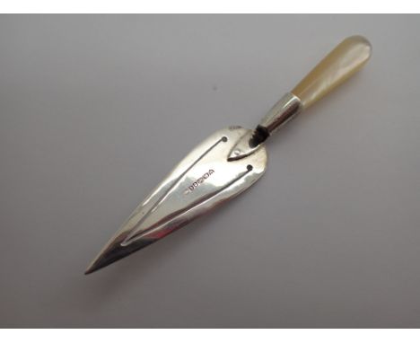 Miniature silver trowel with mother of pearl handle L: 7 cm