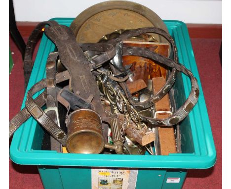 A box of miscellaneous metalware, to include leather mounted horse brasses, Swedish lamp etcCondition report: see extra pictu